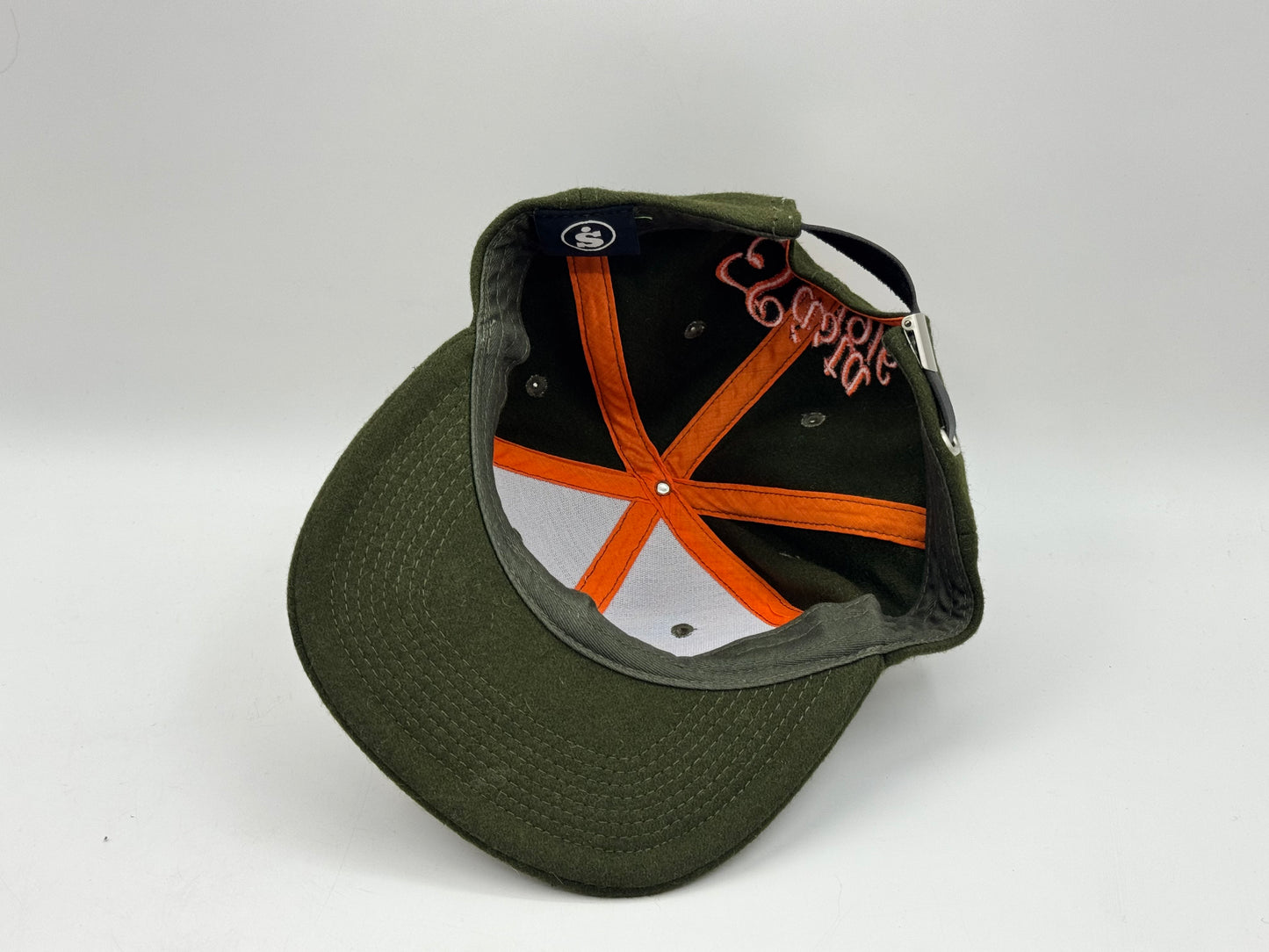 SÁSTA 916 Snapback Cap – Olive Green / Orange Embroidery