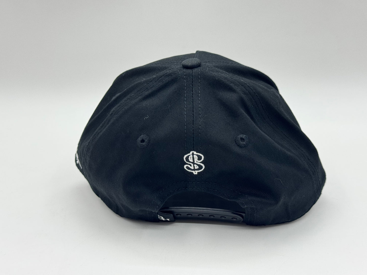 Black Snapback Cap – “El Que No Arriesga No Gana”