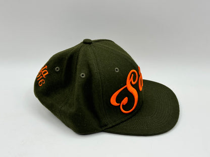 SÁSTA 916 Snapback Cap – Olive Green / Orange Embroidery